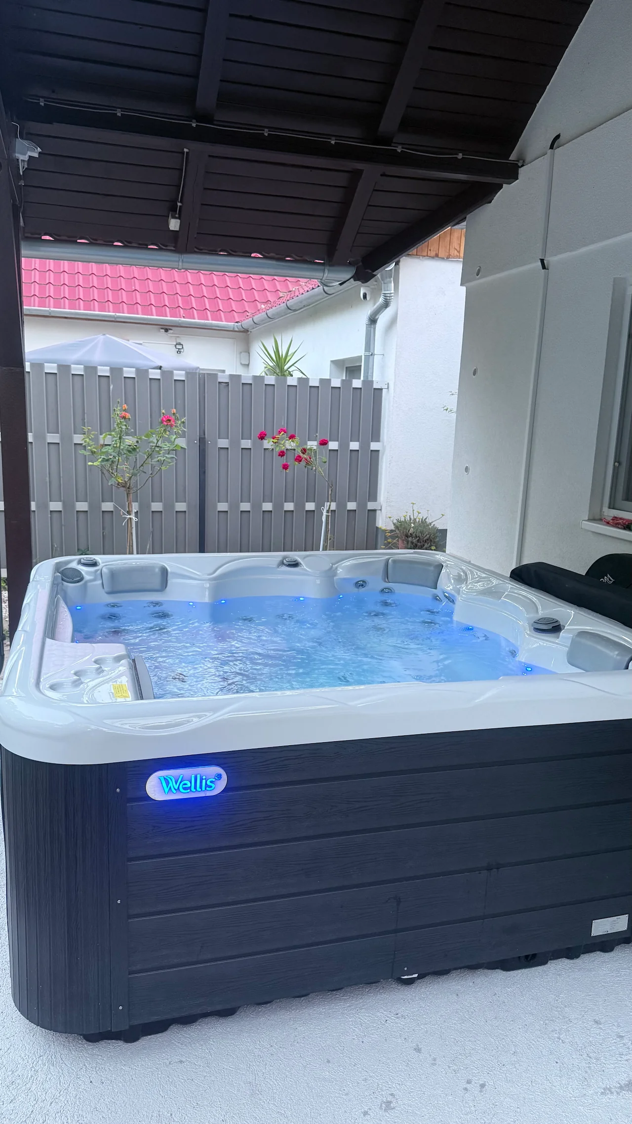 Kültéri jacuzzi és pihenőhely a mártélyi apartmannál